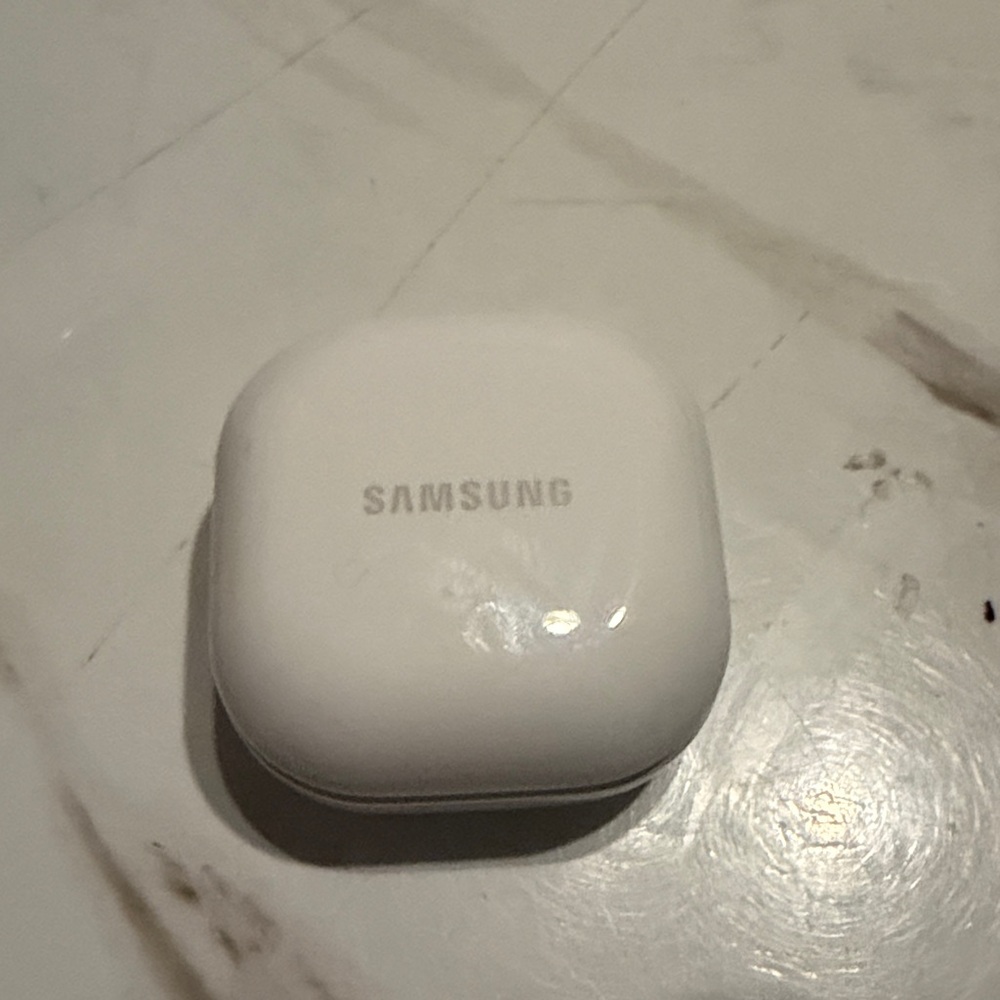 Samsung  New White Ear Buds with Wireless Charger